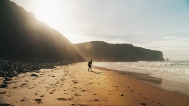Sörfçülerin güneşlendiği sinematik okyanus plajı