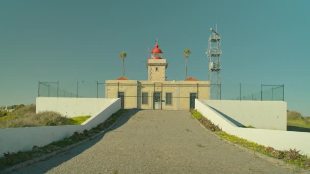 Zoom in on minimalistic lighthouse in Portugal — Stock Video