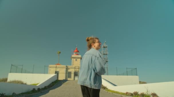 Turista feliz disfrutar portugal, visitar el faro — Vídeos de Stock