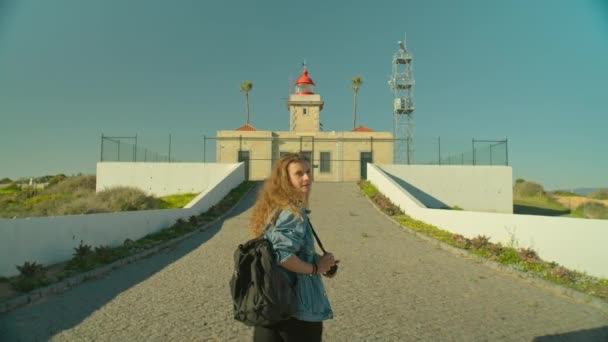 Boldog turistát élvezze Portugál, látogassa meg világítótorony — Stock videók
