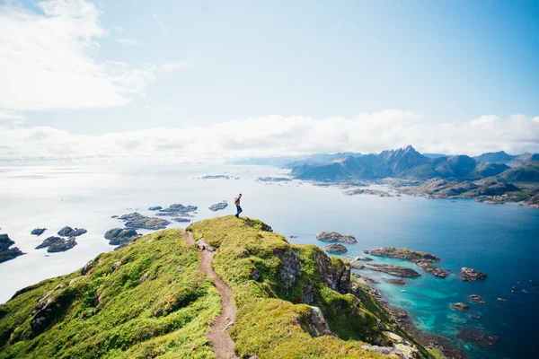 Omul stă pe vârful muntelui epic din Lofoten — Fotografie, imagine de stoc