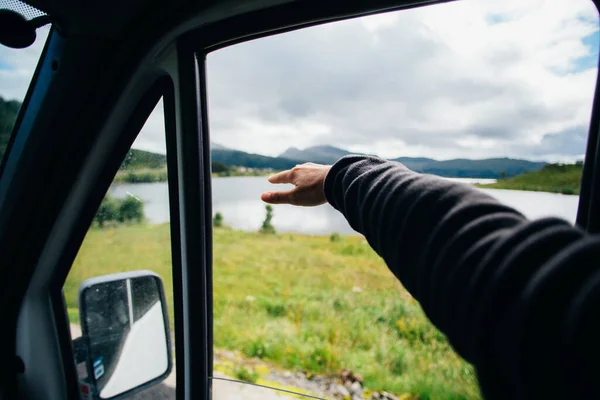 Kobieta trzymać rękę przez okno samochodu, podróżować wibracje — Zdjęcie stockowe