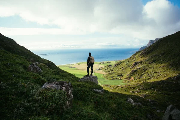 Hombre de pie en la cima de la montaña épica en Lofoten — Foto de Stock