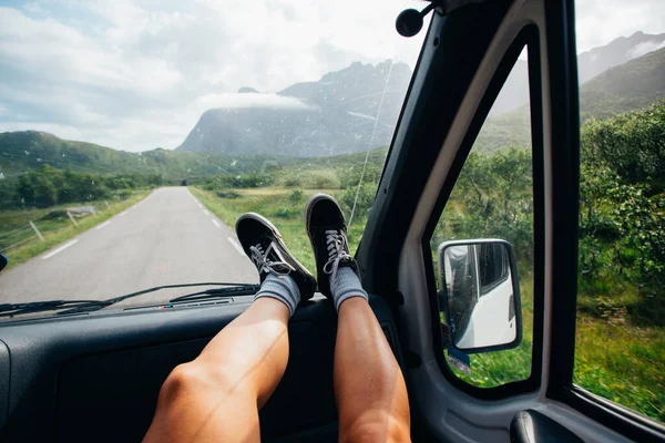 Жіночі ноги в туфлях на панелі приладів кемперського фургона — стокове фото