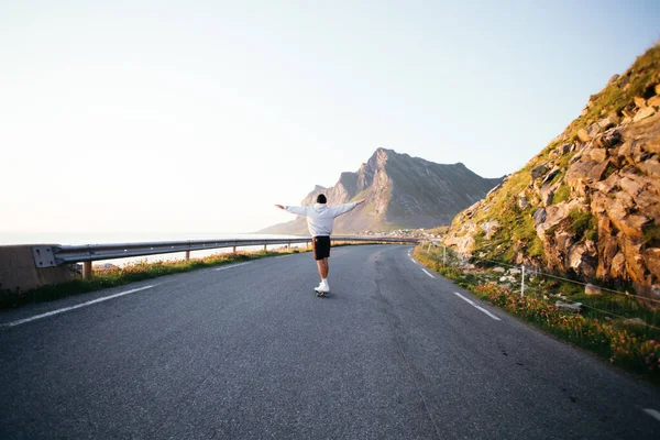 Millennial hipster homem passeio longboard na estrada épica — Fotografia de Stock