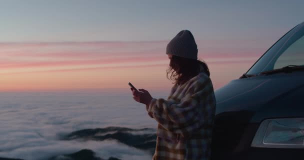 Krásná mladá žena s telefonem při západu slunce — Stock video