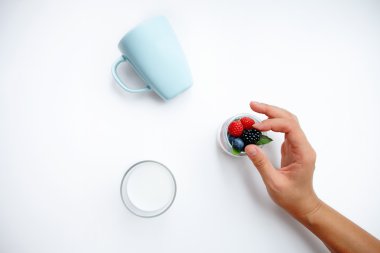 El hafifçe bir berry ile çeşitli çilek dolu kavanoz gelen alır