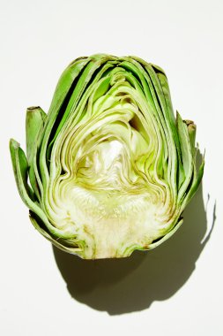 Sert güneş ışığı içinde yarım bölünmüş artichocke