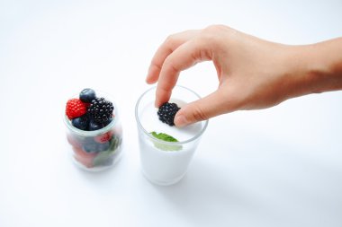El süt ile kavanozdan cama berry koyar