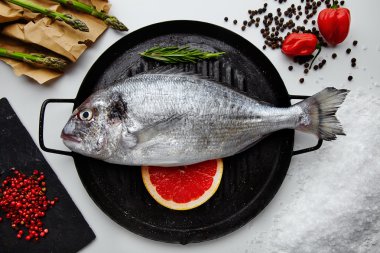 Ham dorada balık malzemeler ile