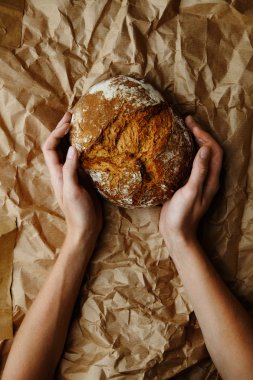 holdig ekmek zanaat arka plan üzerinde eller