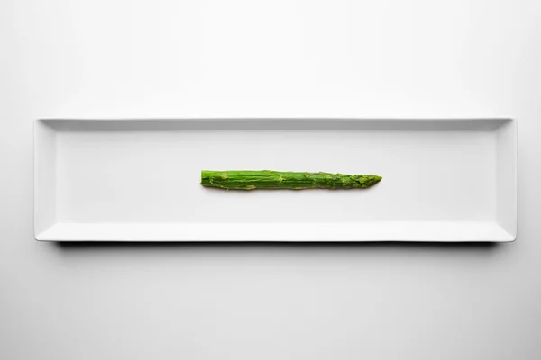 Kokt sparris oisolated på vita långa maträtt — Stockfoto