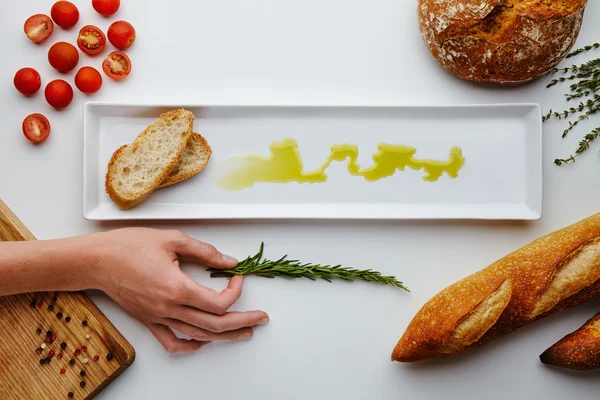 Composición con pan, aceite de oliva, tomates cereza, pimienta — Foto de Stock