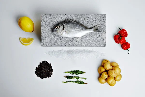 香りの良いハーブ、スパイス、野菜のドラダ魚 — ストック写真