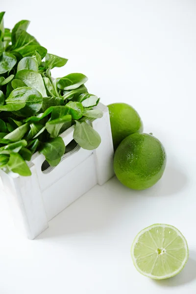 Vízitorma saláta fehér fa dobozban, a limes, ezen a környéken: — Stock Fotó