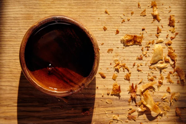 Cuenco de madera con miel sobre madera con cruasán se desmorona — Foto de Stock