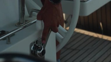 Yakından Gaz Kolu Kontrolü Gemideki Motor Kontrolü, Cilalanmış Krom, Tik Güvertesi, Keskin Parmak Hareketi, Sakin Liman Ambiyansı.