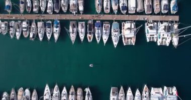 Zümrüt Havzada Yatların Sıraları Arasında Süzülen Havadan İnce İnce İnce İnce İnce İnce İnce İnce İnce İnce İnce İnce İnce İnce, Küçük İşletmeler ve Büyük Gemilerin Kontrast Sayfa Çalışmaları İçin ideal