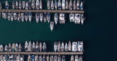 Rıhtımdaki derin turkuvaz sularındaki havadan Marina Tekli İhalesi, Yavaş Manevra Uyanış ve Karanlık Kanal Hattı, Karamsar Sessiz Geçiş Yolculuk İçin Mükemmel