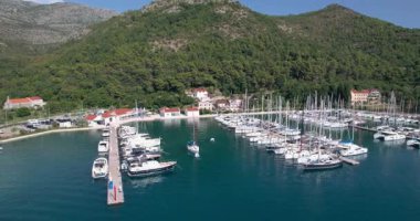 Yatlı Marina. Canlı Tekneli Liman Sahnesi. Demir atmış yelkenli gemilerle dolu bir liman. Limandaki Yatlar ve Mürettebat Etkinlikleriyle Dolu Dolu Marina