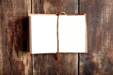 Yukarıdan ahşap bir masa üstünde defter açmak