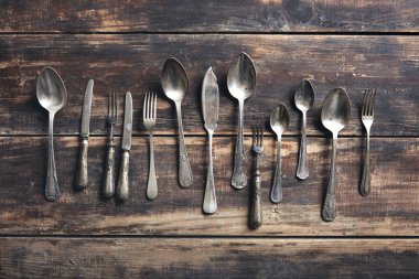 ahşap antika masa üstü görünümünde çeşitli kitchinery