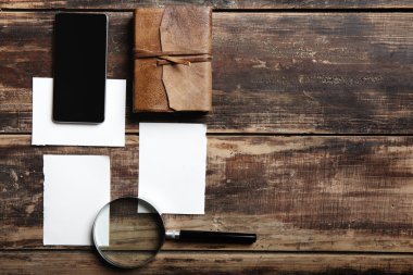 kağıt, deri dizüstü bilgisayar, cep telefonu ve büyüteç levhalar