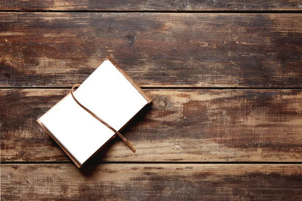 Cuaderno de papel abierto en la mesa de madera desde arriba — Foto de Stock