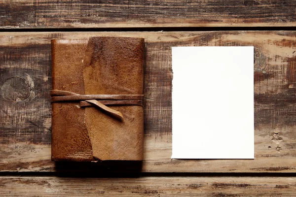 Cuaderno abierto con cubierta de cuero en una mesa de madera — Foto de Stock