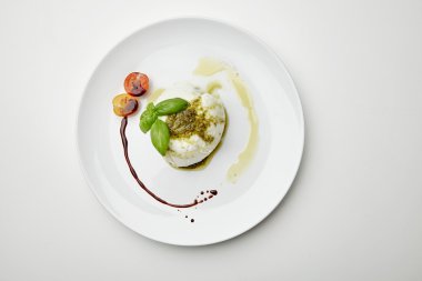 Bufalo mozarella pesto sause ile tepesinde ve kiraz ile servis edilir