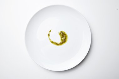 pesto sause şımarık beyaz boş plaka izole Üstten Görünüm