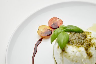 Closeup kiraz domates ile tepesinde mozzarella bufalo servis