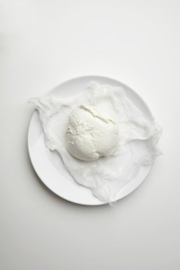 Beyaz tabak üstten görünüm üzerinde izole taze buffalo mozzarella