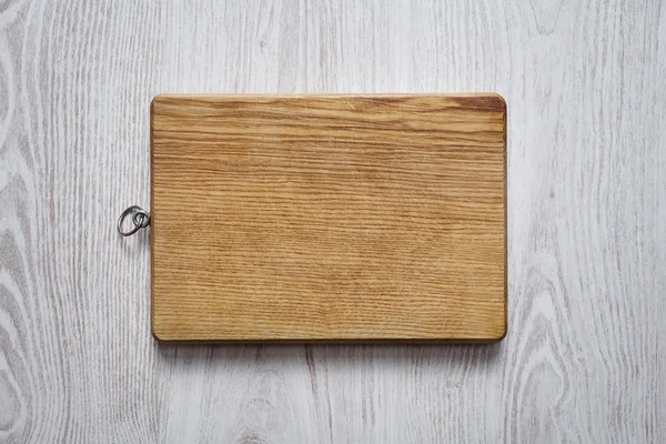 Wooden chopping board on brushed white table top view — Φωτογραφία Αρχείου