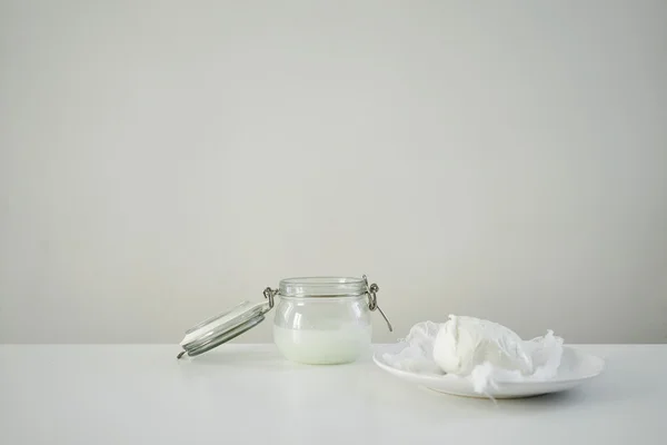 Mozarella fresco em souser branco e jarra com salmoura — Fotografia de Stock