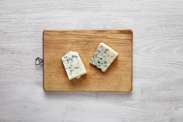 Gorgonzola, roquefort, queijo mole com musgo verde — Fotografia de Stock