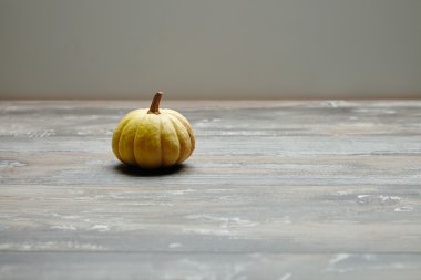 Grunge ahşap masa yalnız üzerinde oldukça küçük mini sarı kabak