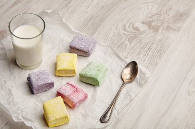 Mor kırmızı sarı yeşil marshmallows