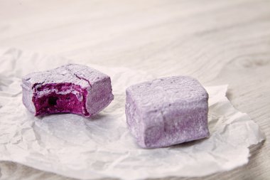 Lezzetli mor Menekşe pastel marsmallows Kraft kağıt üzerinde ısırmak