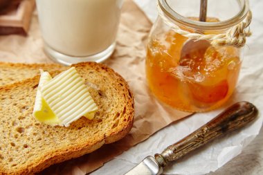 Tost ile Closeup kahvaltı, tereyağı ile kavrulmuş tava
