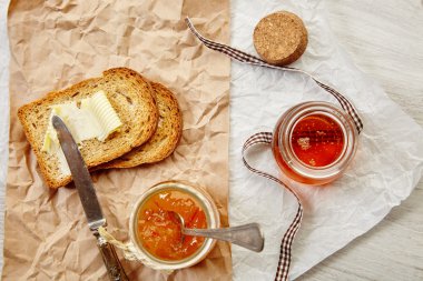 Kahvaltı seti üst görünümü: bal, kayısı reçeli, tereyağı ile tost