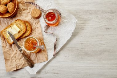 Bal ile çiftlik kahvaltı seti üst görünümü, tereyağı ile tost