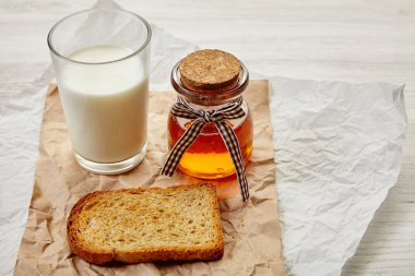 Şeffaf kavanozda bal ile sağlıklı tatlı kahvaltı, süt