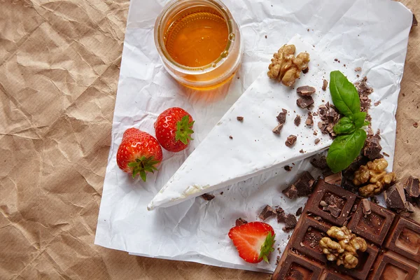 Café da manhã com chocolate, brie, morangos e mel — Fotografia de Stock
