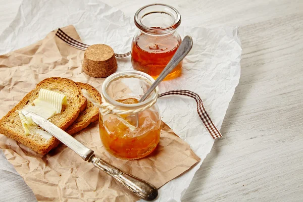 Boerderij zoet ontbijt met honing, abrikozen jam en twee toast — Stockfoto