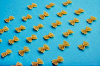 Farfale makarna desen turkuaz arka plan yan görünüm