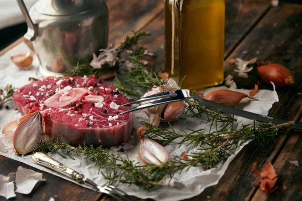 Gıda seti, soğan, romero, et biftek, tuz, biber, sarımsak — Stok fotoğraf