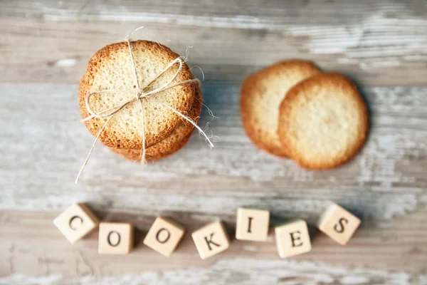 Vista superior de las galletas de pila y letras desenfocadas a la luz de la mañana — Foto de Stock