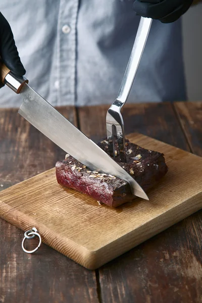 Mãos cortadas bife de carne de baleia cozido médio raro — Fotografia de Stock