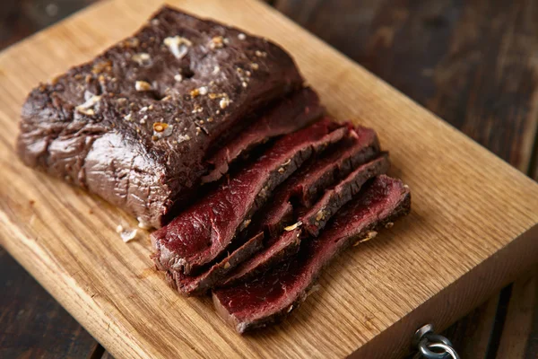 드문 슬라이스 매체의 요리 고래 고기 스테이크 나무 테이블 — 스톡 사진